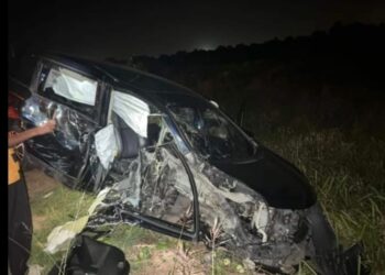 KEADAAN Honda Odyssey yang terlibat dalam kemalangan dengan sebuah kereta kebal di  Pengerang, Kota Tinggi, kelmarin.