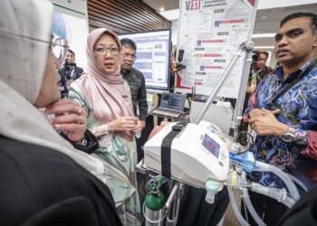 ZALIHA Mustafa ketika melawat ruang pameran pada Majlis Perasmian Healthcare Facility Management Conference and Exhibition 2023 di Putrajaya.. - UTUSAN/FAIZ ALIF ZUBIR