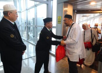 MOHD. Na'im Mokhtar menyambut kepulangan kumpulan terakhir jemaah haji di KLIA, Sepang.