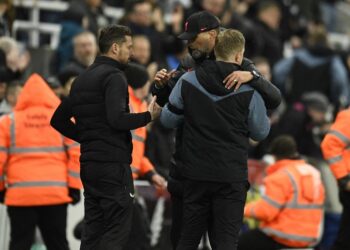 JURGEN Klopp (kanan) dan Eddie Howe bersalaman ketika Liverpool menentang Newcastle musim lalu.