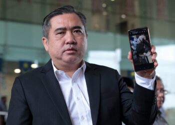 ANTHONY Loke menunjukkan komponen CVR pesawat jenis Beechraft Model 390 yang terhempas dekat Elmina disahkan hangus terbakar ketika sidang akhbar di Putrajaya. - UTUSAN/FAISOL MUSTAFA