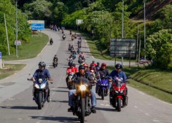 ABDUL RAHMAN Mohamad (tengah) mengetuai konvoi motosikal sempena sambutan Hari Kebangsaan ke-66 di laluan Kerambit ke bandar Kuala Lipis di Lipis, Pahang.