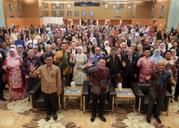 NGA Kor Ming bergambar bersama pemegang taruh selepas Majlis Libat Urus Inisiatif Belanjawan 2024 di Putrajaya. - UTUSAN/FAISOL MUSTAFA
