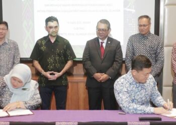 ‘AINU Sham Ramli (duduk, kiri) dan Yong Yoon Li (duduk, kanan) yang masing-masing mewakili Kraftangan Malaysia serta Royal Selangor menandatangani Memorandum Persefahaman (MoU) yang disaksikan Khairul Firdaus Akbar Khan (dua dari kiri) di Kuala Lumpur, kelmarin. – UTUSAN/AMIR KHALID
