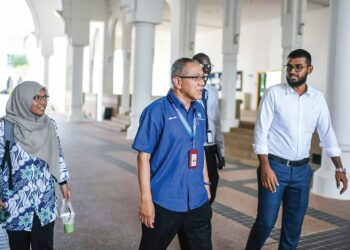 ABDUL Aziz Tajuddin beramah mesra bersama pelajar AIU termasuk dari luar negara yang menuntut ilmu 
di universiti tersebut di Alor Setar.