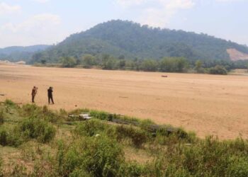 SUNGAI Pahang berubah menjadi padang pasir ibarat gurun di Kampung Pesagi di Chenor, Maran. 
– UTUSAN/SALEHUDIN MAT RASAD