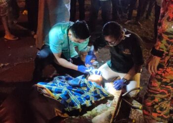 PASUKAN perubatan memeriksa kanak-kanak lelaki yang ditemukan lemas di Sungai Perak berhampiran Jambatan Sultan Abdul Jalil, Sayong Lembah, Kuala Kangsar semalam. -UTUSAN/IHSAN JBPM