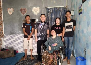 Ling Tian Soon (dua kiri) bergambar bersama pesakit dan warisnya yang terlibat dalam insiden tular di media sosial Facebook, baru-baru ini di kediaman mereka di Masai, Johor Bahru, hari ini.