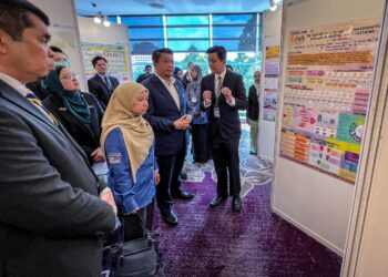LUKANISMAN Awang Sauni melawat ruang pameran sempena Persidangan Lean Healthcare Peringkat Antarabangsa 2023 di Putrajaya. - UTUSAN/KAMARIAH KHALIDI