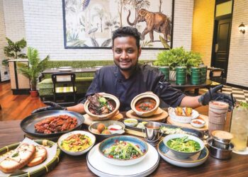 Ketua Chef Cafe Colombo, Ruchita Eranga bergambar bersama menu makanan utama ketika reviu makanan di Cafe Colombo, IOI City Mall 2, Putrajaya. - MINGGUAN/  AMIR KHALID.