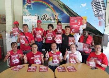 LWI Kian Keong (tengah duduk depan) ketika mengumumkan manifesto kerusi Sungai Pelek pada ceramah di Sepang. - UTUSAN/AMREE AHMAD