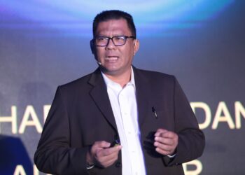 AZHARI Sharidan Abu Bakar ketika berucap pada sesi Bicara Santai Maqis bersempena Hari Bertemu Pelanggan di Putrajaya. - UTUSAN/AMREE AHMAD