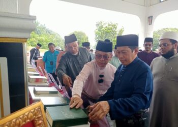 AHMAD Maslan bersama Menteri di Jabatan Perdana Menteri (Hal Ehwal Agama), Datuk Dr. Mohd. Na'im Mokhtar ketika majlis pelepasan kontena Kempen Infak dan Wakaf 1 Juta Al-Quran, di Kompleks Nasyrul Quran, Putrajaya. - UTUSAN/MOHD HUSNI MOHD NOOR