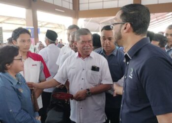 MOHAMAD Sabu (tengah) pada Program Sentuhan Agromadani Peringkat Negeri Perak di Parit Buntar hari ini.- UTUSAN/WAT KAMAL ABAS