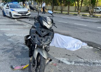 KEADAAN motosikal mangsa selepas terlibat kemalangan di Jalan Bukit Rambai, Bukit Rambai, Melaka, hari ini.