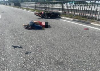 KEADAAN mangsa yang maut selepas motosikalnya terbabas di Jambatan Bota, Kilometer 42, Jalan Ipoh-Lumut dekat Parit hari ini. - UTUSAN