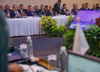 SAARANI Mohamad (tiga dari kiri) pada Mesyuarat Majlis Kerjasama Hijau Sub Wilayah IMT Keenam di Ipoh hari ini. - UTUSAN