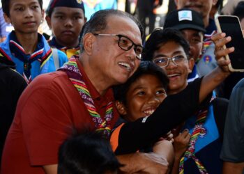 WAN ROSDY Wan Ismail berswafoto bersama murid sekolah yang hadir pada Pahang International Scouts Scarf Day 2023 di Kuantan, Pahang. - UTUSAN/SHAIKH AHMAD RAZIF