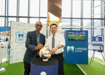 PENGERUSI AFL, Datuk Mohd. Yusoff Mahadi dan Ketua Pegawai Eksekutif Bank MBSB, Datuk Nor Azam M. Taib pada pelancaran kempen Winners Are Dreamers dan Dare to Dream serta Kad Debit-I VISA Kejohanan MBSB Bank.