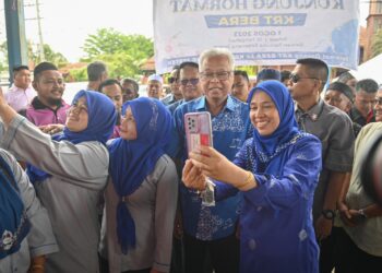 ISMAIL Sabri Yaakob (tengah) bergambar bersama ahli Kawasan Rukun Tetangga (KRT) pada Kenduri Rakyat Terengganu di Seberang Jertih, Besut, hari ini. - UTUSAN/PUQTRA HAIRRY ROSLI