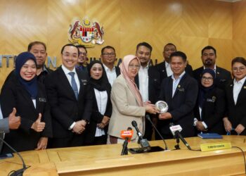 ZALIHA Mustafa menerima cenderamata selepas mengadakan perjumpaan dengan Majlis Gabungan Presiden dan Setiausaha Agung Kesatuan Sekerja (MAPSU) Kementerian Kesihatan di Putrajaya, semalam. - UTUSAN/FAISOL MUSTAFA