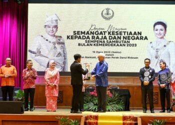 SULTAN Nazrin Muizzuddin Shah menyampaikan hadiah kepada Muhammad Asyraf Rosman, pemenang pidato Bahasa Inggeris pada Program Menyemai Semangat Kesetiaan Kepada Raja dan Negara sempena Sambutan Bulan Kemerdekaan 2023 di Ipoh. - UTUSAN/MUHAMAD NAZREEN SYAH MUSTHAFA
