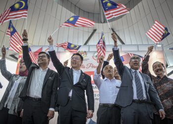 NGA Kor Ming (tengah) mengibarkan bendera jalur gemilang pada Majlis Jualan Merdeka Usahawan Komuniti Bandar 2023 di KPKT Putrajaya.- UTUSAN/FAIZ ALIF ZUBIR