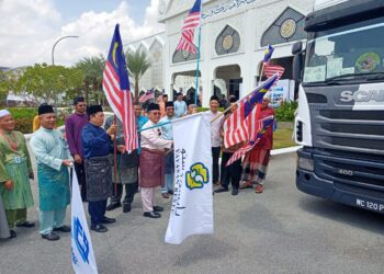 MOHD. Na'im Mokhtar ketika melepaskan Kontena 'Kempen Infak dan Wakaf Satu Juta Al-Quran' di Kompleks Nasyrul Quran, Presint 14, Putrajaya. - UTUSAN/MOHD HUSNI MOHD NOOR