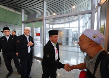 MOHD. Na'im Mokhtar menyambut kumpulan terakhir jemaah haji Malaysia di KLIA, Sepang.