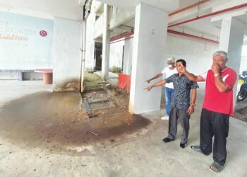 PENDUDUK pangsapuri Desa Melayu di Johor Bahru menunjukkan limpahan najis yang keluar daripada tangki kumbahan akibat kerosakan loji rawatan kumbahan sejak enam tahun lalu.