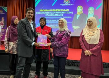 NANCY Shukri menyampaikan Direktori Pemerkasaan Organisasi dalam Komuniti (CBO) @KPWKM kepada ahli CBO di Kelab Komuniti Taman Tasik Cyberjaya. -UTUSAN/KAMARIAH KHALIDI