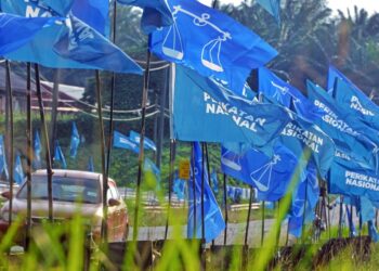 BAHANG kempen pilihan raya negeri (PRN) yang memasuki hari kelima semalam semakin panas dengan pemasangan bendera parti-parti bertanding termasuk di tepi-tepi jalan. - UTUSAN/MOHD. SHAHJEHAN MAAMIN