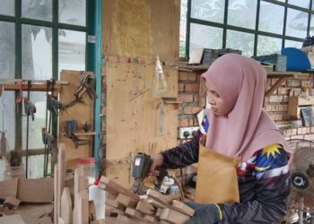 Sofa berkonsep­kan Rumah Ladang yang diperbuat daripada pintu kayu terpakai.