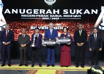 MOHAMAD Rifdean Masdor dan Nyo Chi Hui menerima hadiah kemenangan dan piala Olahragawan dan Olahragawati Perak 2021/2022  yang disampaikan Sultan Nazrin Muizzuddin Shah pada majlis Anugerah Sukan Perak  di Ipoh. - UTUSAN