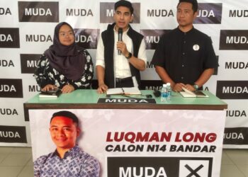 SYED Saddiq Syed Abdul Rahman (tengah) dan Luqman Long (kanan) pada sidang akhbar di Kuala Terengganu, petang  ini. - UTUSAN/TENGKU DANISH BAHRI TENGKU YUSOFF