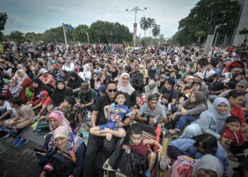 RATUSAN ribu pengunjung hadir menyaksikan sambutan Hari Kebangsaan 2023 di Dataran Putrajaya. - UTUSAN/FAIZ ALIF ZUBIR