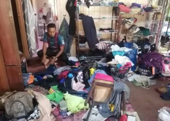 AZLAN Shah Mat Room melihat rumahnya yang berselerak selepas digeledah sekumpulan penyamun bertopeng di Kampung Nibong, Hulu Terengganu, hari ini. - UTUSAN/NOOR HAYATI MAMAT 