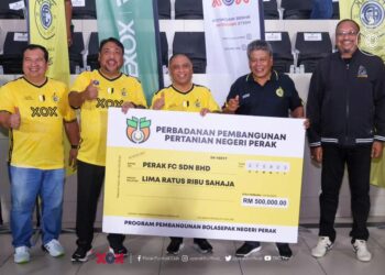SAARANI Mohamad (tengah) menyerahkan cek sumbangan SADC kepada Abdul Azim Mohd Zabidi (dua dari kanan) di Stadium Perak semalam. - UTUSAN