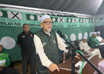 ABDUL Hadi Awang menyampaikan ceramah pada program Ceramah Mega di  Bukit Kecil, Langkap, Setiu, malam tadi.