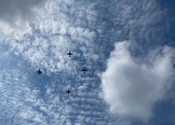 EMPAT pesawat BAE Hawk melintasi ruang udara bandar Kuantan sempena sambutan Hari Kebangsaan ke-66 Peringkat Negeri Pahang di Padang Majlis Bandaraya Kuantan (MBK) 4 di Kuantan, Pahang.