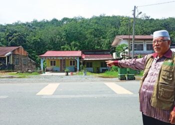 MAHAYUDIN Idris menunjukkan kawasan sekatan jalan raya melibatkan seorang anggota tentera ditembak pengganas komunis pada September 1978 di pekan Damak di Jerantut, Pahang. - UTUSAN/HARIS FADILAH AHMAD