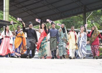 Pelajar sekolah pelbagai kaum mengibarkan Jalur Gemilang bagi menyemarakkan Hari Kebangsaan 2023. – MINGGUAN/PUQTRA HAIRRY