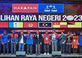 Anwar Ibrahim bersama pemimpin kerajaan perpaduan selepas mengikuti perkembangan keputusan pilihan raya negeri (PRN) di Dewan Tun Hussein Onn, Pusat Dagangan Dunia (WTC) Kuala Lumpur, malam semalam.