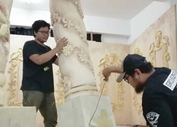 PENGHASILAN replika senibina juga antara seni kreatif yang dihasilkan oleh Groundzero Studio. - UTUSAN