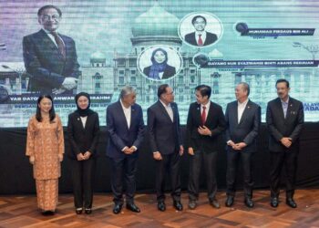 ANWAR Ibrahim menerima Felo, Muhamad Firdaus Ali pada Majlis Penyerahan Felo Perdana, di Bangunan Perdana Putra, Putrajaya. - UTUSAN/FAISOL MUSTAFA