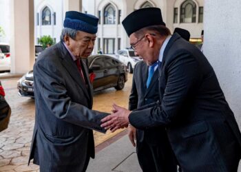 Anwar Ibrahim menyambut baik ketibaan   Sultan Sharafuddin Idris Shah sempena Mesyuarat Majlis Kebangsaan Bagi Hal Ehwal Agama Islam Malaysia (MKI) di Shah Alam, semalam.