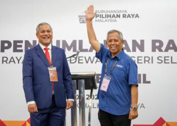 JAMIL Salleh memenangi kerusi Dengkil  dalam pengumuman di Dewan Semarak Cyberjaya. - UTUSAN/FAISOL MUSTAFA