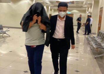 AHMAD AMIN Mohd. Komar (kiri) mengaku tidak bersalah atas empat pertuduhan menerima suapan di Mahkamah Sesyen di Kuantan, Pahang. - UTUSAN/ DIANA SURYA ABD WAHAB