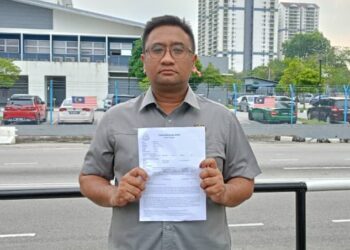 MUHAMMAD Fikri Abdul Aziz menunjukkan laporan polis dibuat terhadap seorang penolong pengarah kanan Jakim berhubung kandungan kontroversi di media sosial di IPD Putrajaya.
