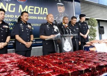 MOHD. Kamarudin Md. Din (tiga dari kiri) menunjukkan dadah yang dirampas dalam serbuan di sebuah banglo dua di Chemor, Ipoh pada Selasa lalu dalam sidang akhbar hari ini. - UTUSAN/MUHAMAD NAZREEN SYAH MUSTHAFA